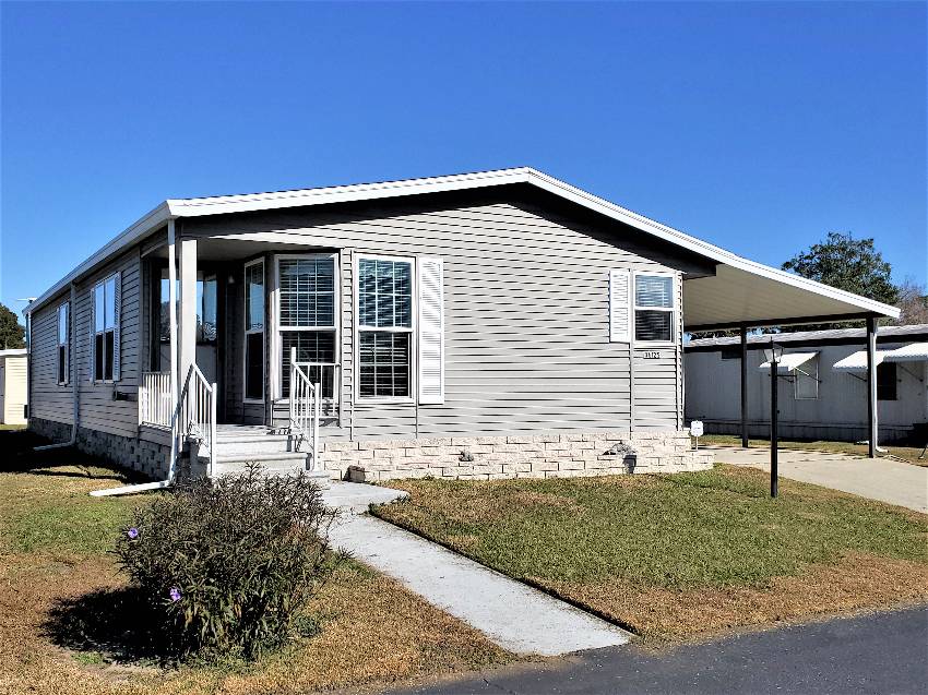 Dade City, FL Mobile Home for Sale located at 36125 Overlook Dr Dade